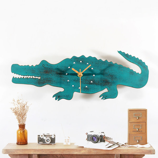 Ceas de perete în formă de crocodil