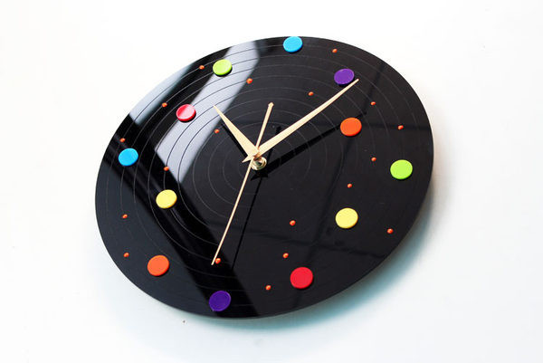 Διακοσμητικό στρογγυλό ρολόι με χρωματιστά στοιχεία