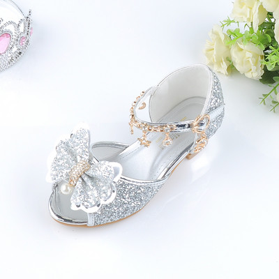 Μοντέρνα παιδικά σανδάλια με στοιχεία 3D και μεταλλικά στοιχεία για κορίτσια