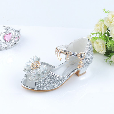 Μοντέρνα παιδικά σανδάλια με στοιχεία 3D και μεταλλικά στοιχεία για κορίτσια