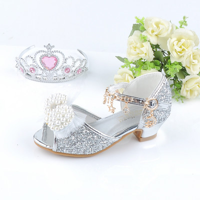 Μοντέρνα παιδικά σανδάλια με στοιχεία 3D και μεταλλικά στοιχεία για κορίτσια