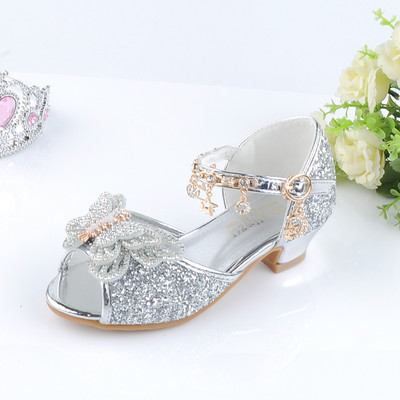 Μοντέρνα παιδικά σανδάλια με στοιχεία 3D και μεταλλικά στοιχεία για κορίτσια