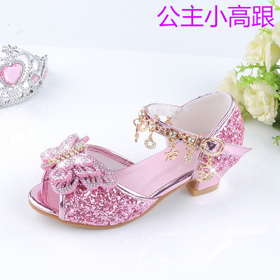 Μοντέρνα παιδικά σανδάλια με στοιχεία 3D και μεταλλικά στοιχεία για κορίτσια