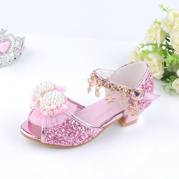 Μοντέρνα παιδικά σανδάλια με στοιχεία 3D και μεταλλικά στοιχεία για κορίτσια