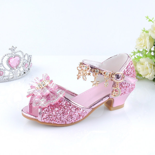 Μοντέρνα παιδικά σανδάλια με στοιχεία 3D και μεταλλικά στοιχεία για κορίτσια