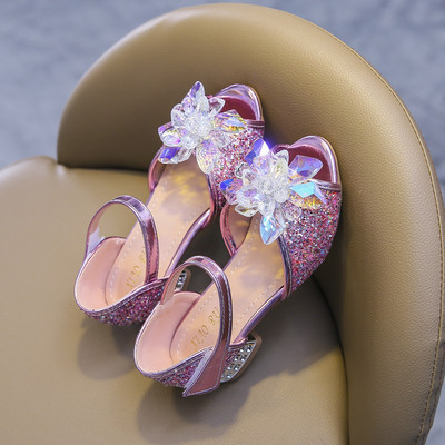 Μοντέρνα παιδικά σανδάλια με γυαλιστερό εφέ και τρισδιάστατο στοιχείο