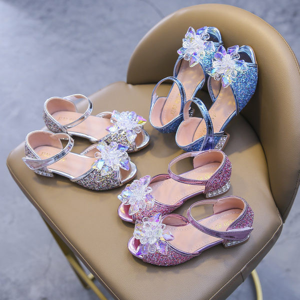 Μοντέρνα παιδικά σανδάλια με γυαλιστερό εφέ και τρισδιάστατο στοιχείο