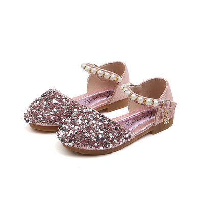 Μοντέρνα παιδικά σανδάλια με γυαλιστερό εφέ και λουράκι με πέρλες