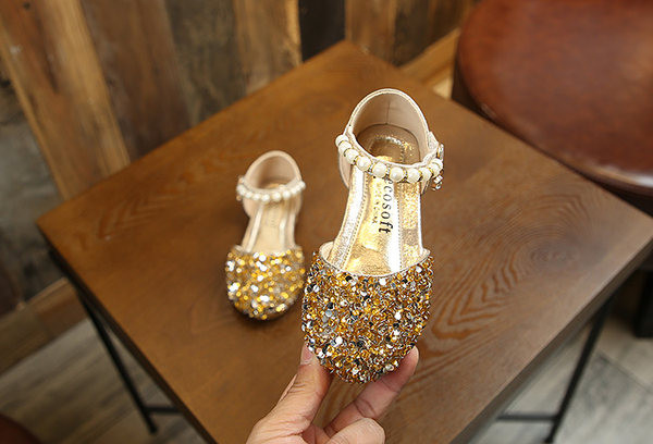 Μοντέρνα παιδικά σανδάλια με γυαλιστερό εφέ και λουράκι με πέρλες