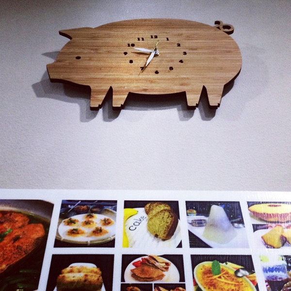 Ceas decorativ din lemn in forma de purcel