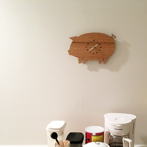 Ceas decorativ din lemn in forma de purcel