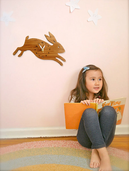 Ceas decorativ din lemn in forma de iepure