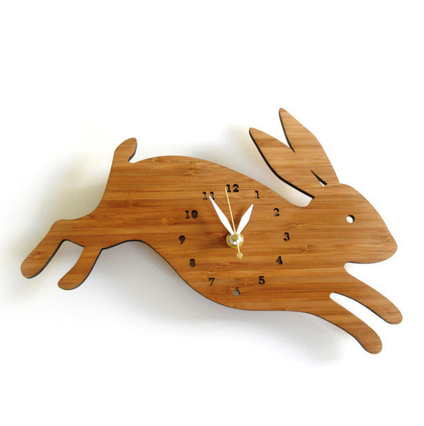 Ceas decorativ din lemn in forma de iepure