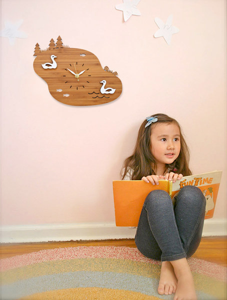 Ceas modern din lemn decorativ cu lebede