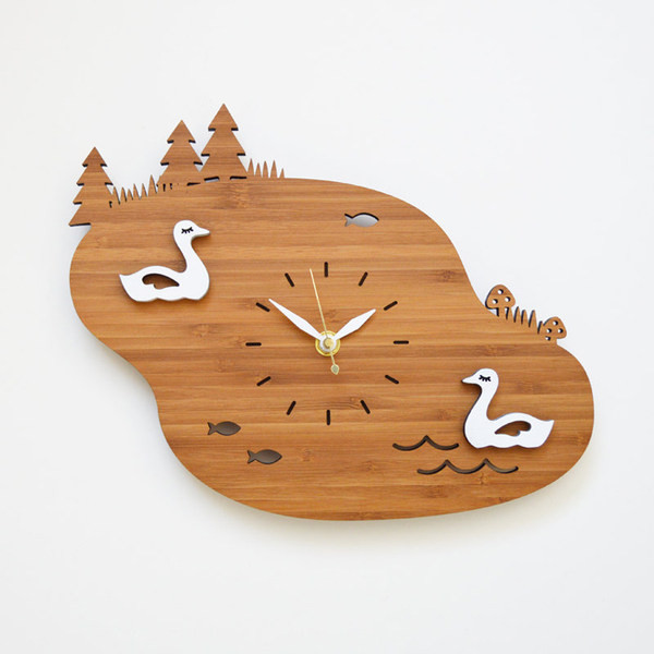 Ceas modern din lemn decorativ cu lebede