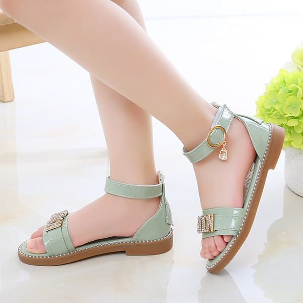 Sandale moderne pentru o fată cu decor metalic și pietre