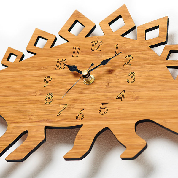 Ceas decorativ din lemn în formă de dinozaur