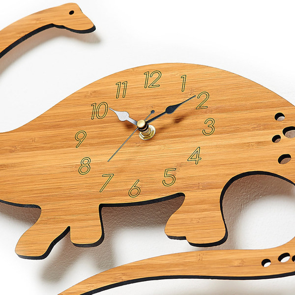 Ceas de perete cu dinozaur din lemn