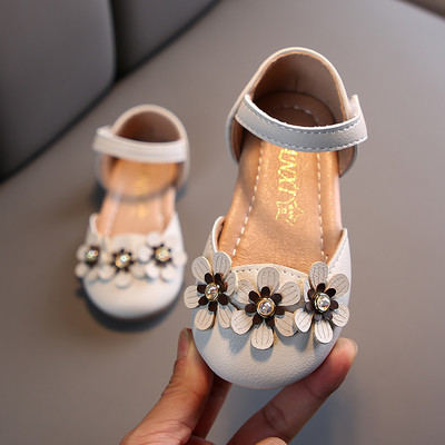 Model nou de sandale pentru copii cu elemente 3D si sticker