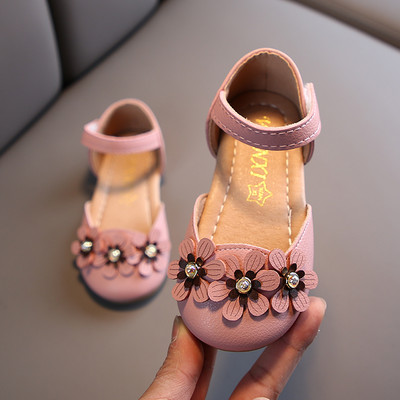 Model nou de sandale pentru copii cu elemente 3D si sticker