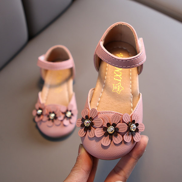 Model nou de sandale pentru copii cu elemente 3D si sticker