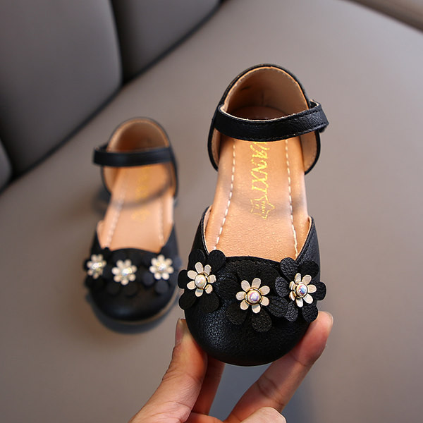 Model nou de sandale pentru copii cu elemente 3D si sticker