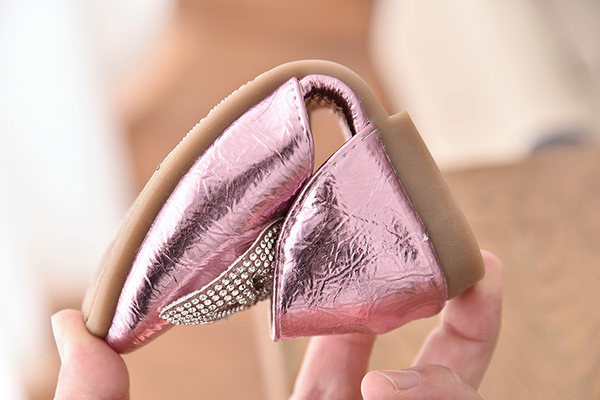 Παιδικά σανδάλια με επίπεδη σόλα και κορδέλα με πέτρες