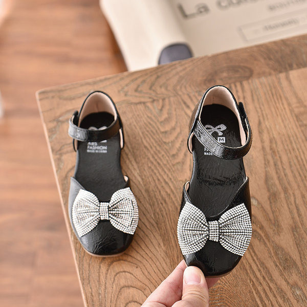 Παιδικά σανδάλια με επίπεδη σόλα και κορδέλα με πέτρες