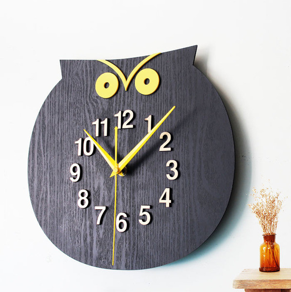 Ceas modern de perete în formă de bufniță