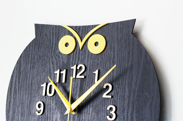 Ceas modern de perete în formă de bufniță