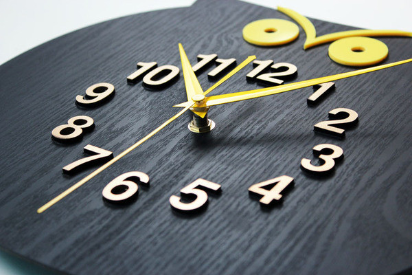 Ceas modern de perete în formă de bufniță