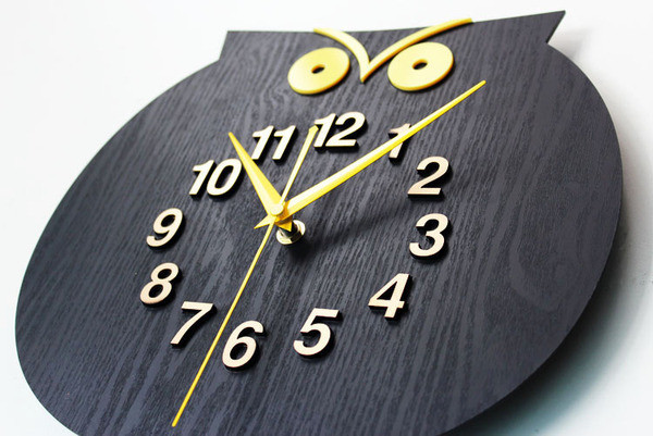 Ceas modern de perete în formă de bufniță