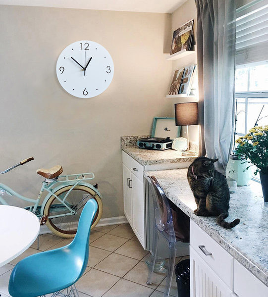 Ceas decorativ elegant, în formă rotundă