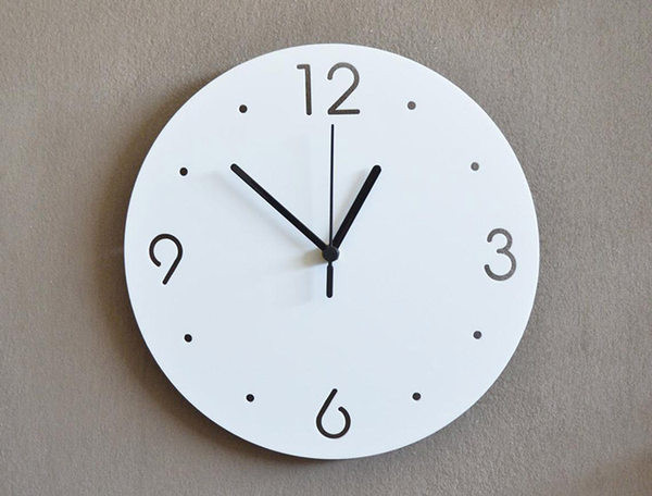 Ceas decorativ elegant, în formă rotundă