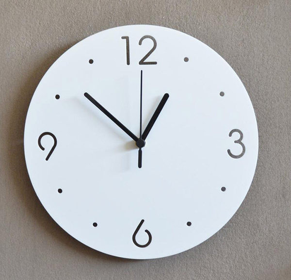Ceas decorativ elegant, în formă rotundă