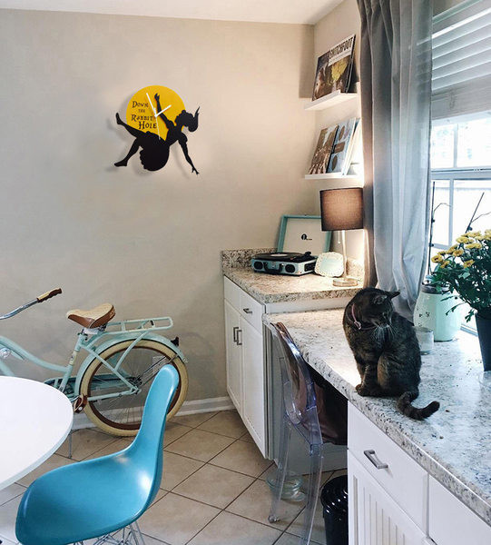 Ceas decorativ actual cu inscripția Down The Rabbit Hole