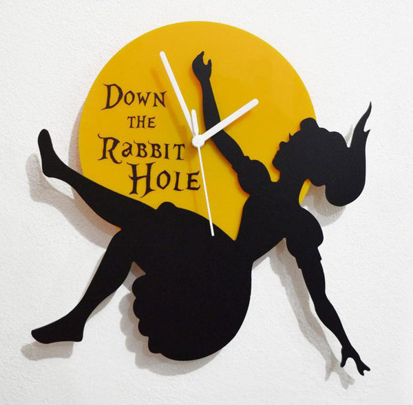 Ceas decorativ actual cu inscripția Down The Rabbit Hole