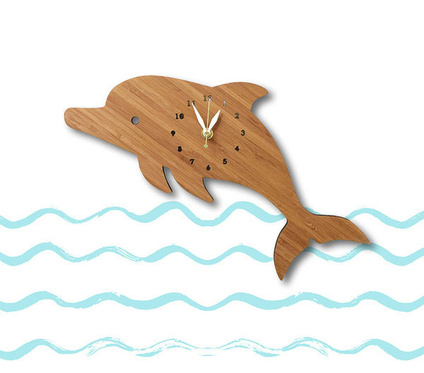 Ceas decorativ de perete din lemn în formă de delfin