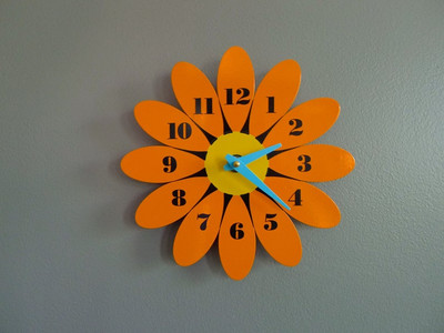 Ceas decorativ actual în formă de floare