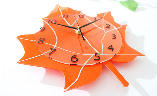 Elegantan ukrasni sat u obliku lista