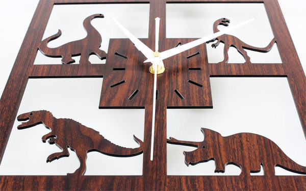 Ceas decorativ modern în formă pătrată cu animale și inscripția PRABHAT