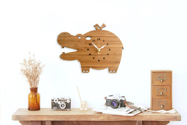 Ceas decorativ modern din lemn în formă de hipopotam