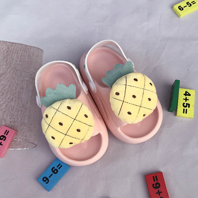 Νέο μοντέλο από καουτσούκ σανδάλια με τρισδιάστατο στοιχείο