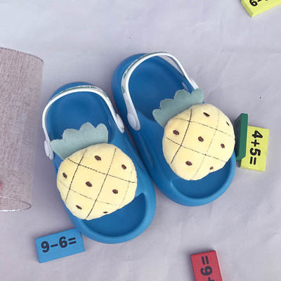 Νέο μοντέλο από καουτσούκ σανδάλια με τρισδιάστατο στοιχείο