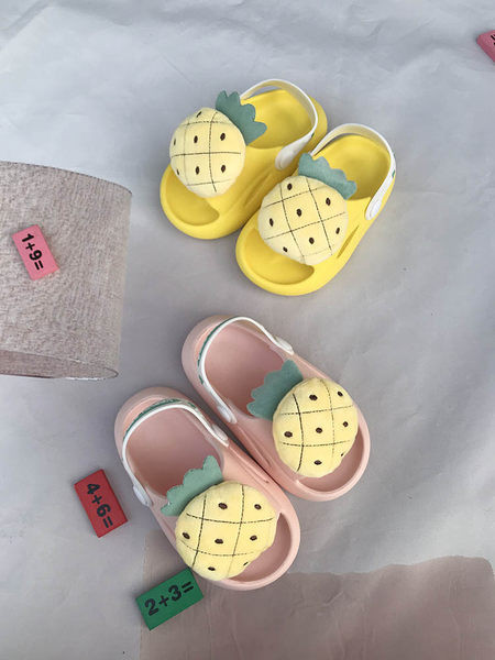 Νέο μοντέλο από καουτσούκ σανδάλια με τρισδιάστατο στοιχείο