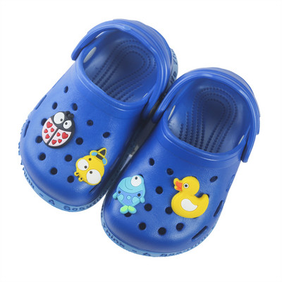 Καλοκαιρινά crocs με επιγραφές και τρισδιάστατα στοιχεία