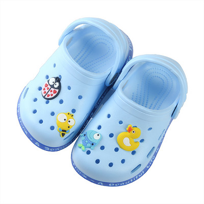 Καλοκαιρινά crocs με επιγραφές και τρισδιάστατα στοιχεία