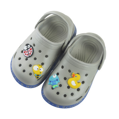 Καλοκαιρινά crocs με επιγραφές και τρισδιάστατα στοιχεία