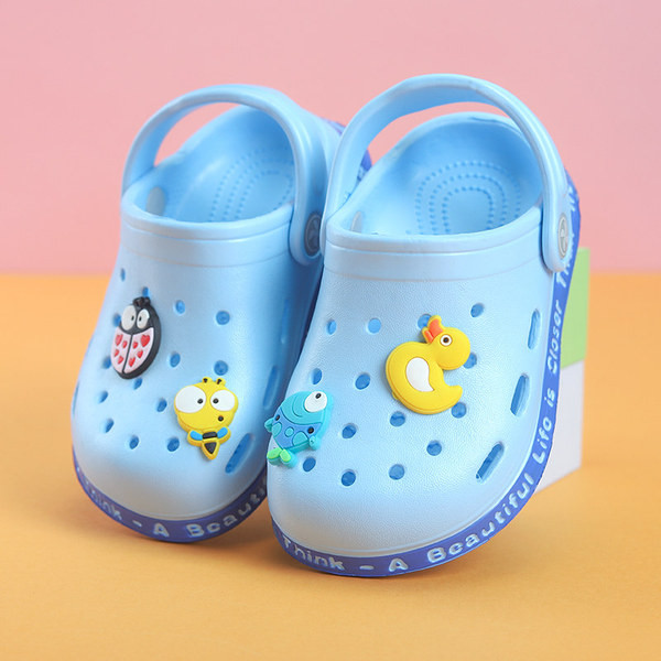 Καλοκαιρινά crocs με επιγραφές και τρισδιάστατα στοιχεία