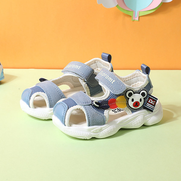 Model nou de sandale pentru copii cu aplicatie si talpa aspra